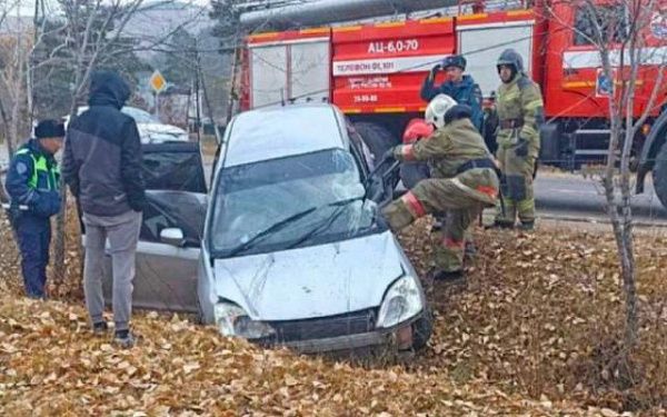 В Улан-Удэ спасатели деблокировали водителя из искореженного авто