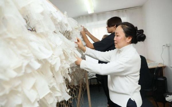 В Улан-Удэ студенты плетут маскировочные сети для бурятских бойцов