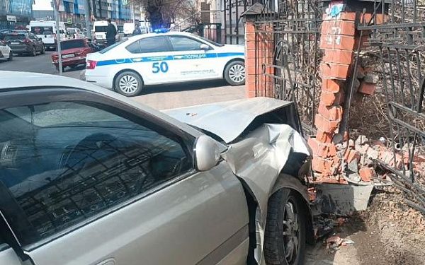 Пешеход, на которую на Смолина в Улан-Удэ вылетела машина, сломала голень