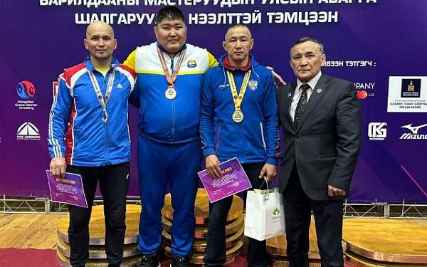 Бурятские борцы привезли медали с открытого чемпионата Монголии