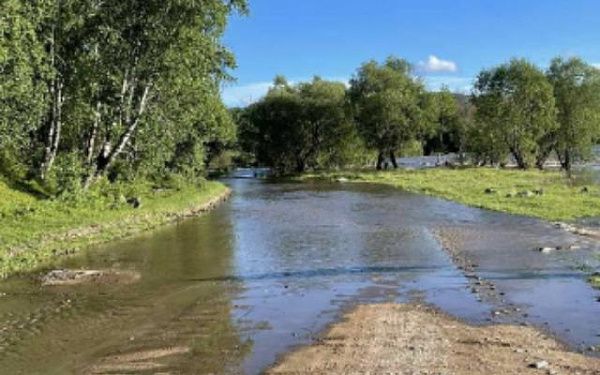 В Бурятии на двух участках региональной дороги полностью перекрыто движение