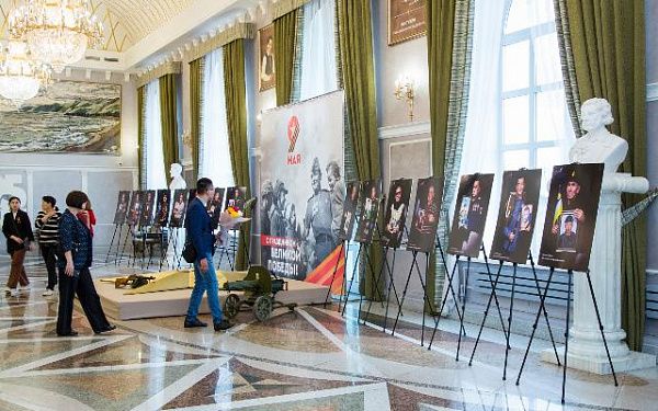 В Улан-Удэ открылась выставка памяти участников СВО «Отец Героя»