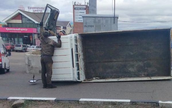 Водитель «Митсубиши Кантер» повредил позвоночник при ДТП в Улан-Удэ