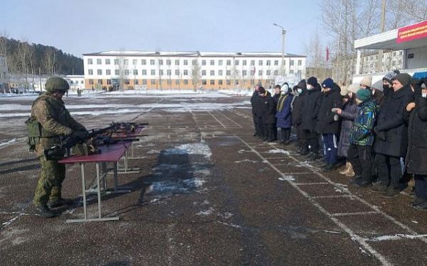 Кяхтинским детям устроили увлекательную экскурсию по воинской части