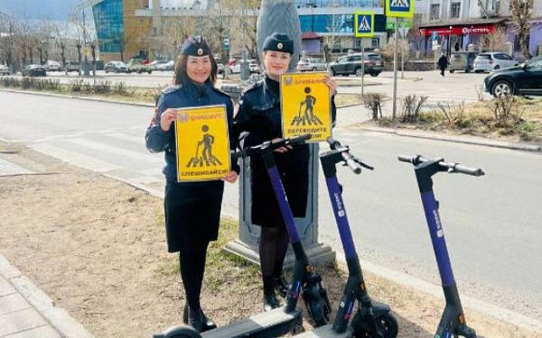 Водитель самоката - спешивайся на пешеходном переходе!