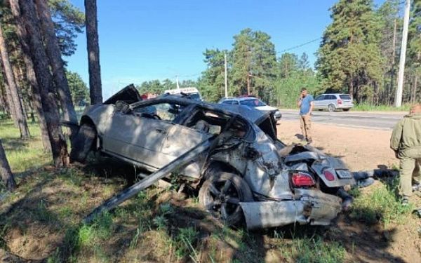 В Улан-Удэ водитель "Лексуса" погиб, наехав на дерево 