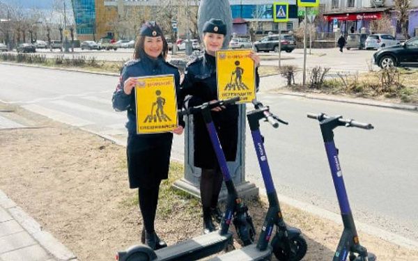 Водитель самоката - спешивайся на пешеходном переходе!