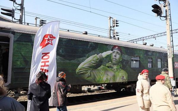 На железнодорожном вокзале Улан-Удэ торжественно встретили поезд Минобороны РФ «Сила в правде»