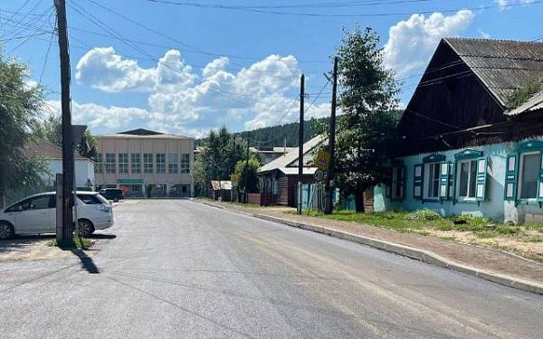 В райцентре Бурятии заасфальтировали дорогу к школе