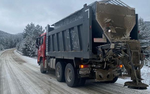 Региональные дороги в Бурятии подсыпают круглосуточно