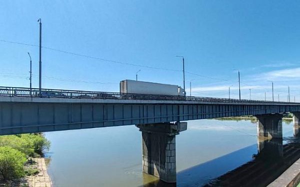 В столице Бурятии очистили от ржавчины Селенгинский мост