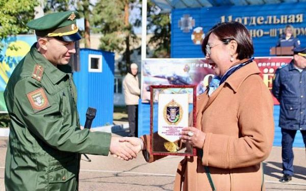 Танкисты передали вымпел Национальному музею Бурятии