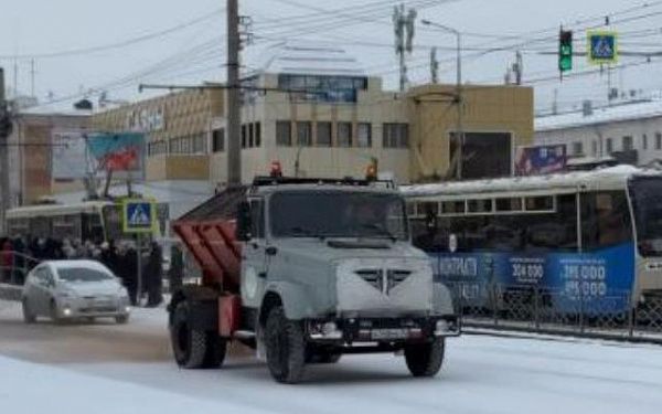 В Улан-Удэ продолжается подсыпка скользких участков на улицах города