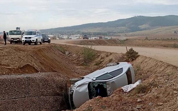 В Бурятии иномарка слетела с дороги, не вписавшись в поворот