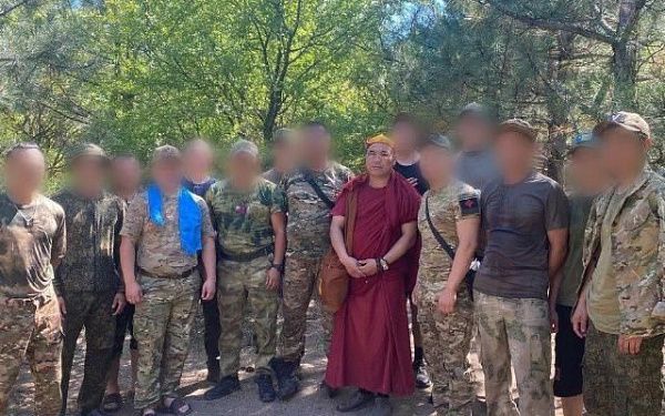 В зоне СВО лама провел молебен для танкистов из Бурятии