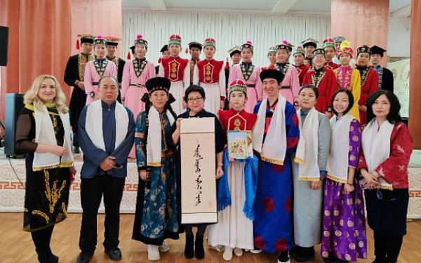 Бурятские каллиграфы выступили на выставке ойрат-монгольской каллиграфии «Тенгрин бичик» в Элисте