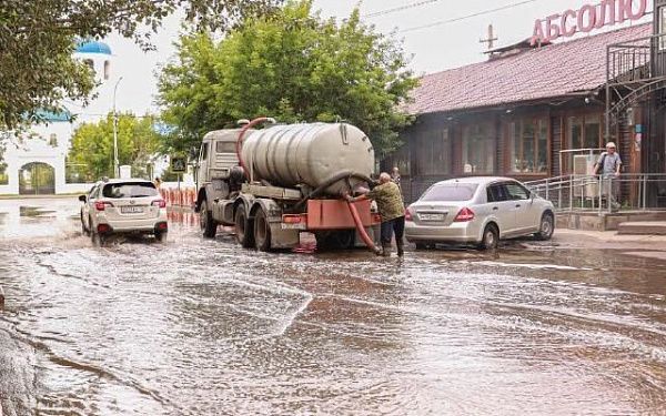 За ночь с улиц Улан-Удэ откачали более двух тысяч кубометров воды