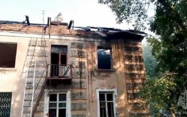 В Улан-Удэ тушат крупный пожар в заброшенном доме