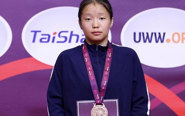 Юная спортсменка из Бурятии стала призером первенства Европы по вольной борьбе