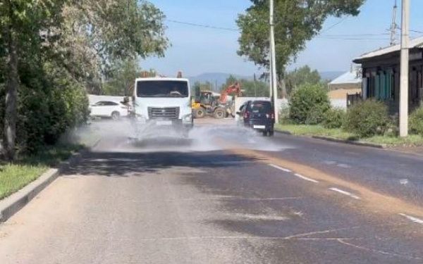 В Улан-Удэ поливают центральные дороги