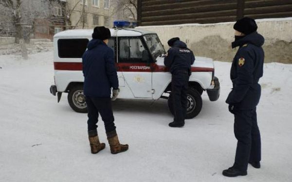 В Улан-Удэ злостный алиментщик в розыске случайно попался росгвардейцам на улице