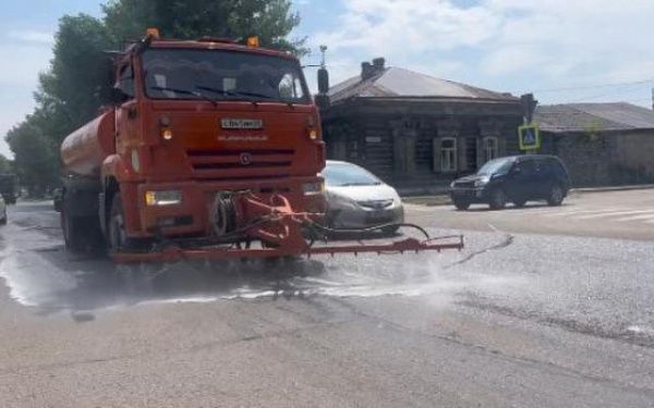 В Улан-Удэ поливомоечные машины очищают дороги от пуха и грязи