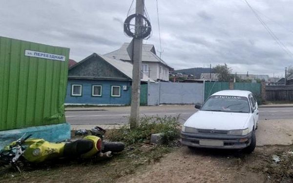 В Улан-Удэ мотоциклист на "Хонде" пошёл на обгон и врезался в иномарку 