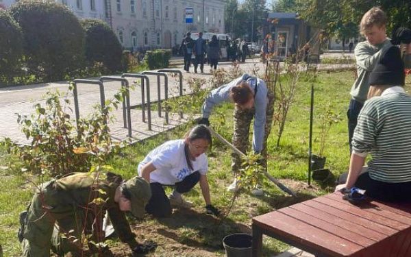 Будущие ландшафтные дизайнеры озеленяют столицу Бурятии