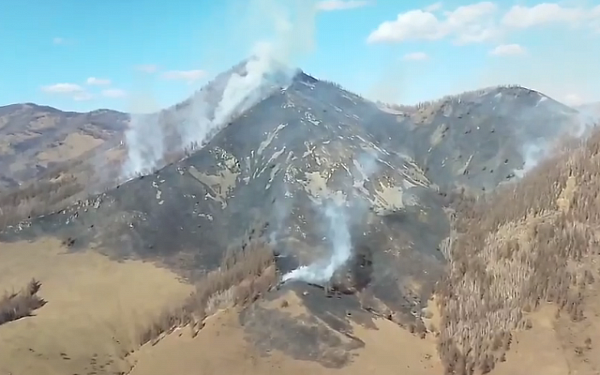 В Закаменском районе Бурятии тушат сложный пожар в горах