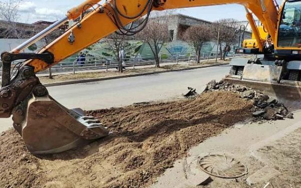 В центре Улан-Удэ ликвидируют аварию на канализационных сетях