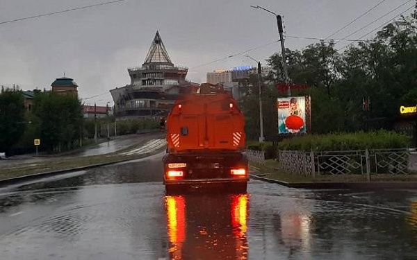 В столице Бурятии откачивают лужи с городских дорог