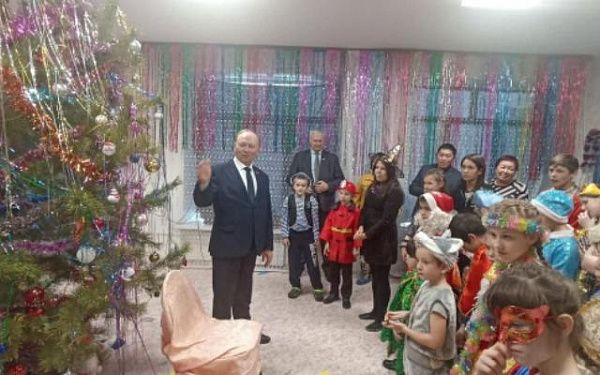 Депутаты бурятского парламента поздравили с Новым годом воспитанников центра помощи детям 