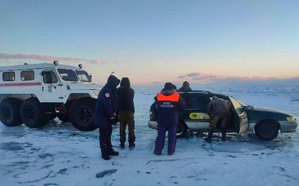 В Бурятии автомобиль с рыбаками сломался на льду озера 