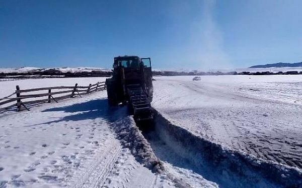 В районах Бурятии укрепляют дороги из-за талых вод 