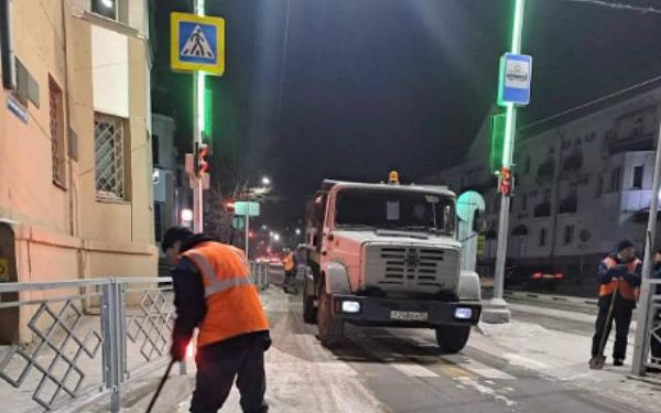 В Улан-Удэ свыше ста человек очищают тротуары от наледи и снега