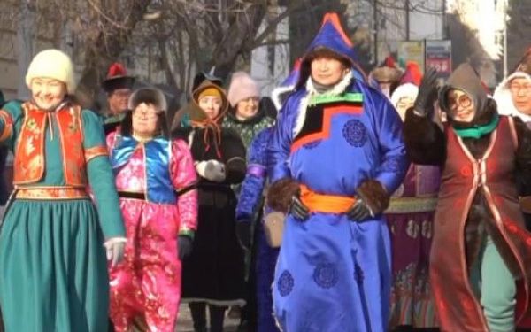 Нарядные люди в бурятских костюмах прошлись по центру Улан-Удэ 