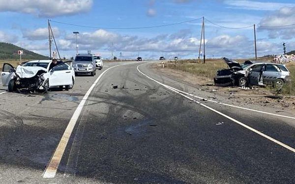 В Бурятии водитель отечественного автопрома на полном ходу врезался в японский кроссовер 