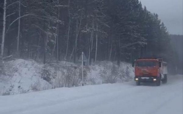 В Бурятии на перевале Пыхта усиленно устраняют последствия снегопада