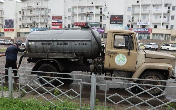 В столице Бурятии начали откачивать лужи