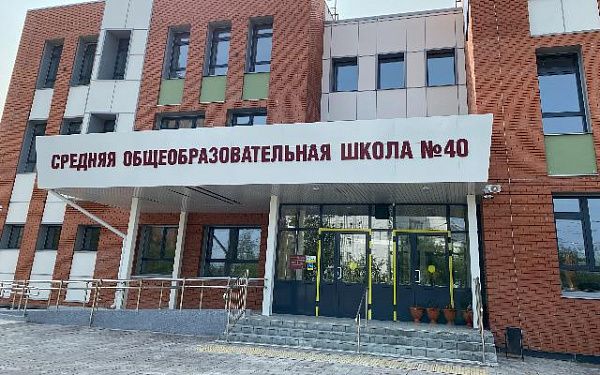 Зампред Евгений Луковников обязал подрядчика убрать напольную плитку в фойе школы №40 и положить новую