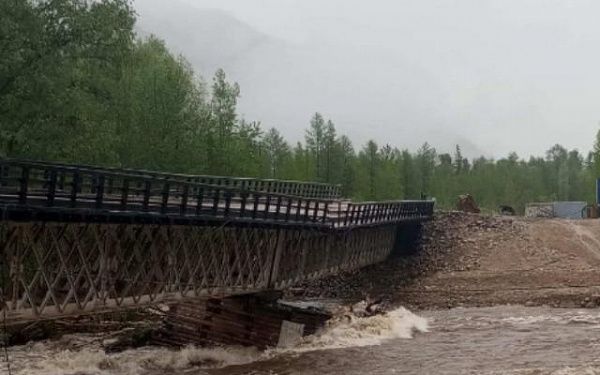 На севере Бурятии мост не выдержал напора реки