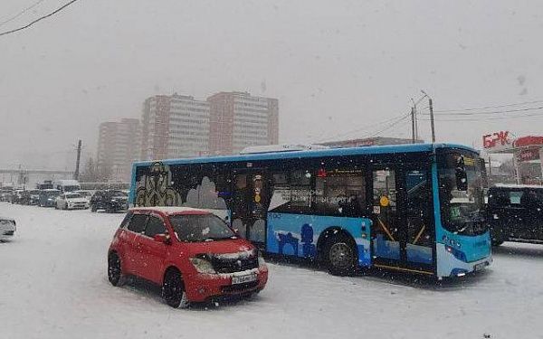 Автобус и японская легковушка столкнулись в Улан-Удэ