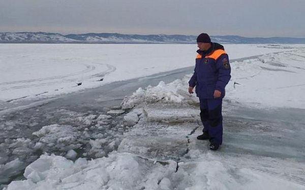 В Бурятии трещина на льду озера Гусиного расширилась