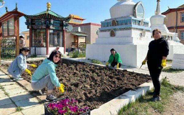 В Бурятии у дворца Пандито Хамбо ламы высадили цветы 