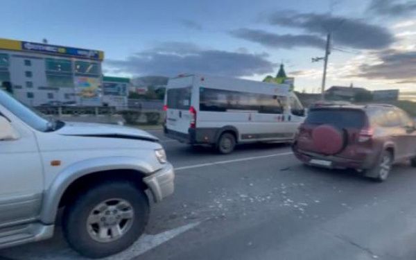 В Улан-Удэ водитель внедорожника уснул за рулем и врезался в "Тойоту Раф 4"