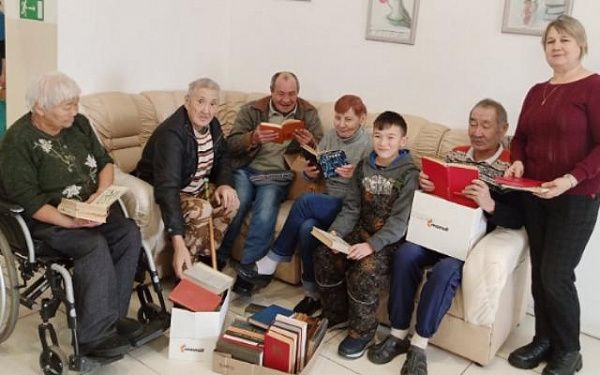 В Бурятии дети подарили советские книги пожилым постояльцам пансионата