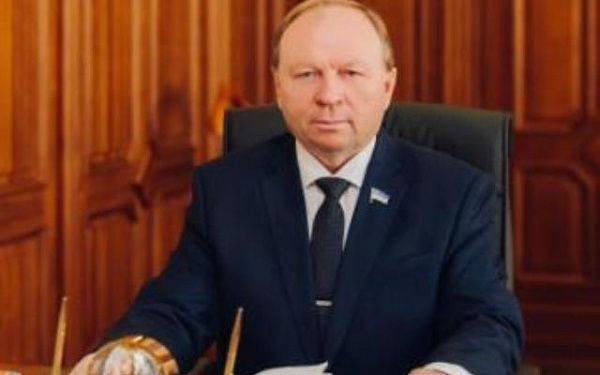 Председатель Народного Хурала Владимир Павлов поздравляет жителей Бурятии с Днем Конституции