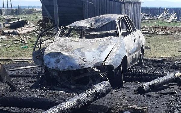 В Бурятии огонь полностью уничтожил автомобиль, водитель погиб