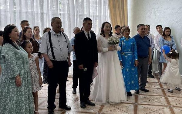 В Бурятии в День молодежи поженились 27 пар