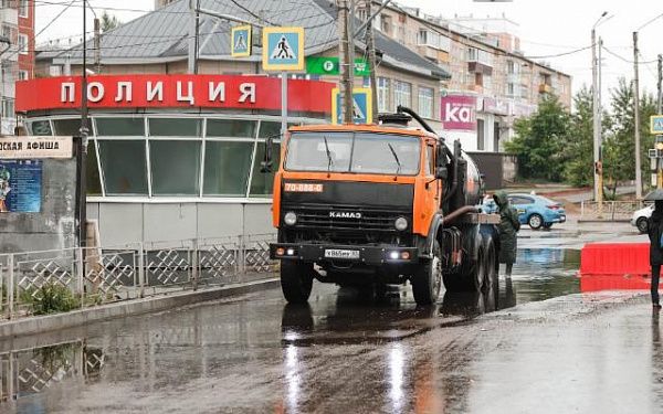 В Улан-Удэ коммунальные службы откачивают воду с городских улиц